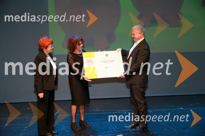  Erika Račič, ZPM Moste Polje;  Anita Ogulin, Zveza prijateljev mladine;  Tomaž Butina, predsednik Lions kluba LjubljanaVeliki dobrodelni Lions ples 2014