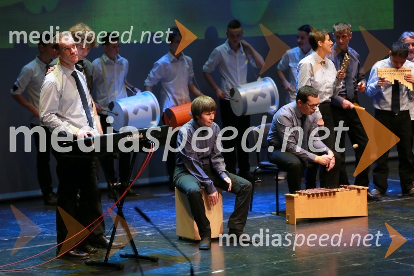 Varovanci VDC Dolfke Boštjančič med izvajanjem glasbenega programaVeliki dobrodelni Lions ples 2014