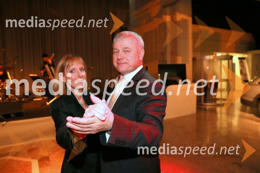  Mirjam Rogl Butina, Dermatologija Bertenjev ;  Tomaž Butina, predsednik Lions kluba LjubljanaVeliki dobrodelni Lions ples 2014