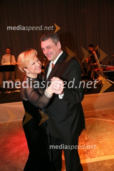  Sabrina Pečelin, vodja odnosov z javnostmi pri Porsche Slovenija d.o.o.;  Aleš RadeljVeliki dobrodelni Lions ples 2014