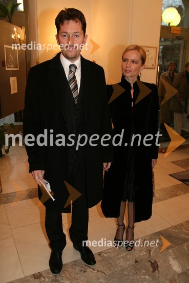 Gregor Virant, minister za javno upravo, s soprogo BojanoPremiera opere Faust v SNG Maribor