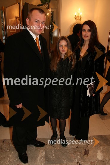 Franc Kangler, mariborski župan s hčerko Mašo in ženo TanjoPremiera opere Faust v SNG Maribor