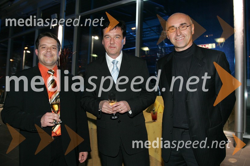 Boštjan Pepevnik, vodja poslovne enote Porsche Ptujska cesta, Bojan Auer, lastnik Optike Auer in Andrej Hajdinjak, direktor Porsche MariborPredstavitev kolekcije očal Optike Auer na Porsche Ptujska cesta Maribor