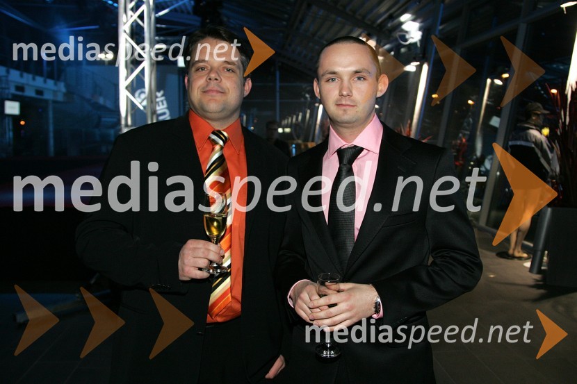 Boštjan Pepevnik, vodja poslovne enote Porsche Ptujska cesta in Denis Auer, sin Bojana Auerja, lastnika Optike AuerPredstavitev kolekcije očal Optike Auer na Porsche Ptujska cesta Maribor