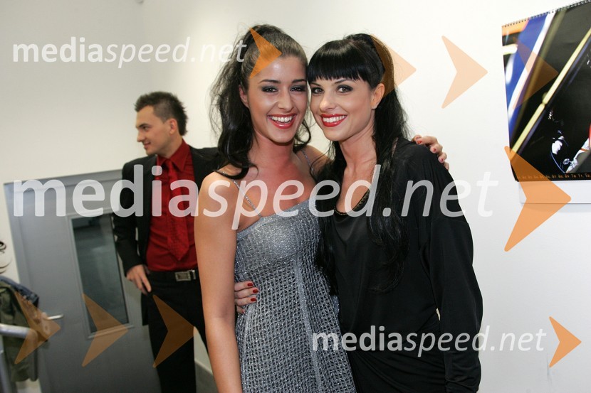 Mihaela Kukovec, manekenka in Tina Vajzovič, manekenkaPredstavitev kolekcije očal Optike Auer na Porsche Ptujska cesta Maribor