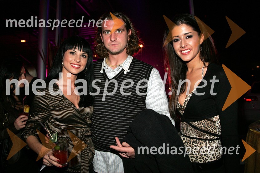 Tina Vajzovič, manekenka s spremljevalcem Nemanjem Čorovičem in Mihaela Kukovec, manekenkaPredstavitev kolekcije očal Optike Auer na Porsche Ptujska cesta Maribor