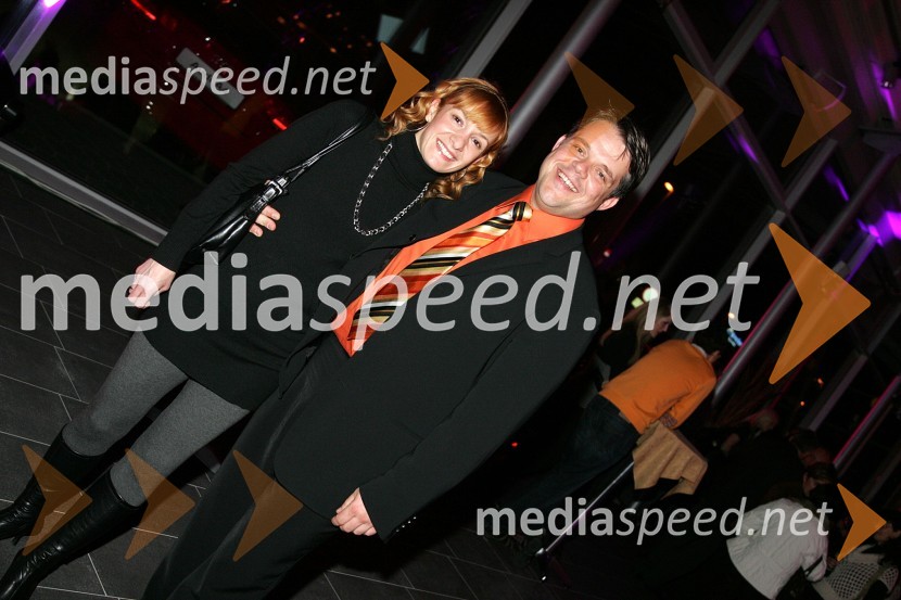 Boštjan Pepevnik, vodja poslovne enote Porsche Ptujska cesta s spremljevalko Nino ŠauperlPredstavitev kolekcije očal Optike Auer na Porsche Ptujska cesta Maribor