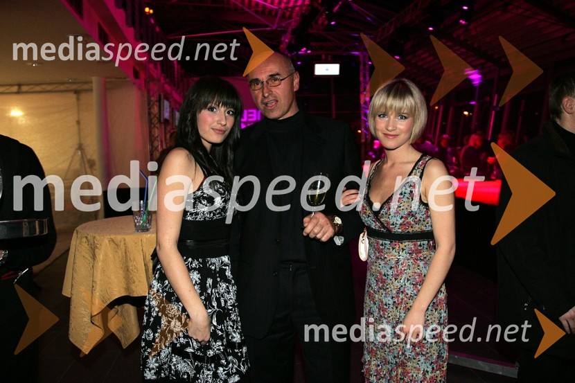 Andrej Hajdinjak, direktor Porsche Maribor v družbi dekletPredstavitev kolekcije očal Optike Auer na Porsche Ptujska cesta Maribor