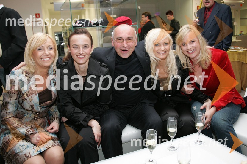 Andrej Hajdinjak, direktor Porsche Maribor v družbi dekletPredstavitev kolekcije očal Optike Auer na Porsche Ptujska cesta Maribor