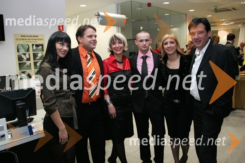 Tina Vajzovič, manekenka, Boštjan Pepevnik, vodja poslovne enote Porsche Ptujska cesta, Suzana Auer, žena Bojana Auerja, lastnika Optike Auer, Denis Auer, sin Bojana Auerja, lastnika Optike Auer, Iva Rat in Bojan Auer, lastnik Optike AuerPredstavitev kolekcije očal Optike Auer na Porsche Ptujska cesta Maribor