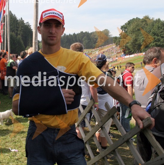 Sašo Kragelj s poškodovano rokoMOTOKROS, dirka za svetovno prvenstvo MX3