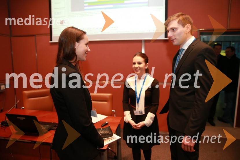  Taja Mohorčič, članica zmagovalne ekipe, Ekonomska fakulteta Ljubljana;  Eleni Korovesh,  članica zmagovalne ekipe, Ekonomska fakulteta Ljubljana;  Nace Novak, član zmagovalne ekipe, Ekonomska fakulteta LjubljanaCFA Institute Research Challenge Slovenija