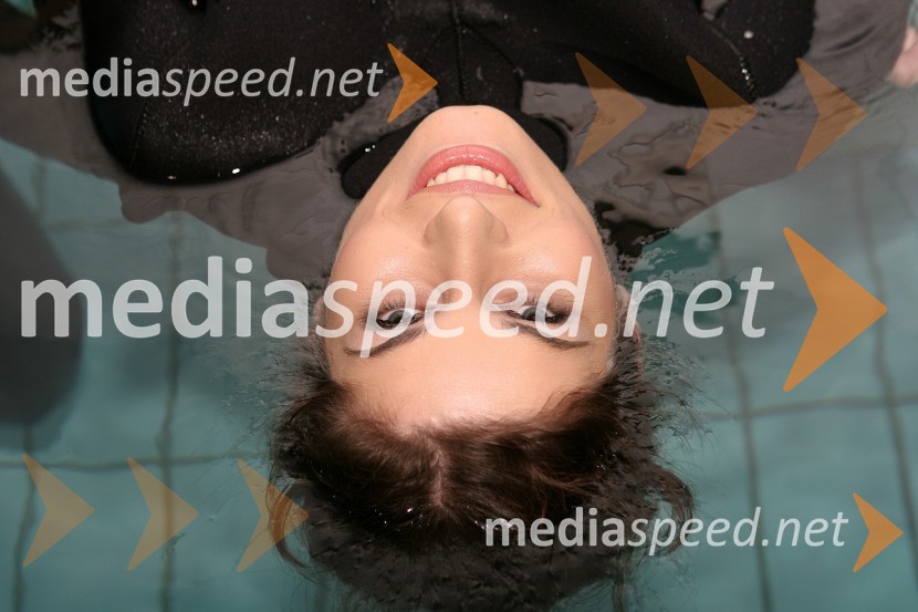 Natalija Bratkovič, voditeljica RTS med potapljanjem v PristanuNatalija Bratkovič, voditeljica RTS med potapljanjem v Pristanu