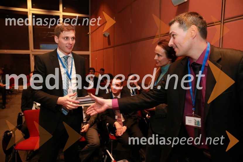  Nace Novak, član zmagovalne ekipe, Ekonomska fakulteta Ljubljana; dr. Mejra Festić, viceguvernerka, Banka Slovenije;  Bojan Ivanc, CFA, Gospodarska zbornica in član Odbora ZSFSCFA Institute Research Challenge Slovenija