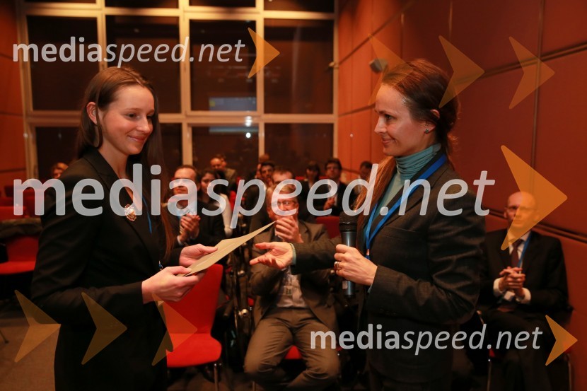  Taja Mohorčič, članica zmagovalne ekipe, Ekonomska fakulteta Ljubljana; dr. Mejra Festić, viceguvernerka, Banka SlovenijeCFA Institute Research Challenge Slovenija