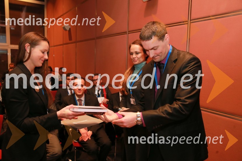  Taja Mohorčič, članica zmagovalne ekipe, Ekonomska fakulteta Ljubljana; dr. Mejra Festić, viceguvernerka, Banka Slovenije;  Bojan Ivanc, CFA, Gospodarska zbornica in član Odbora ZSFSCFA Institute Research Challenge Slovenija