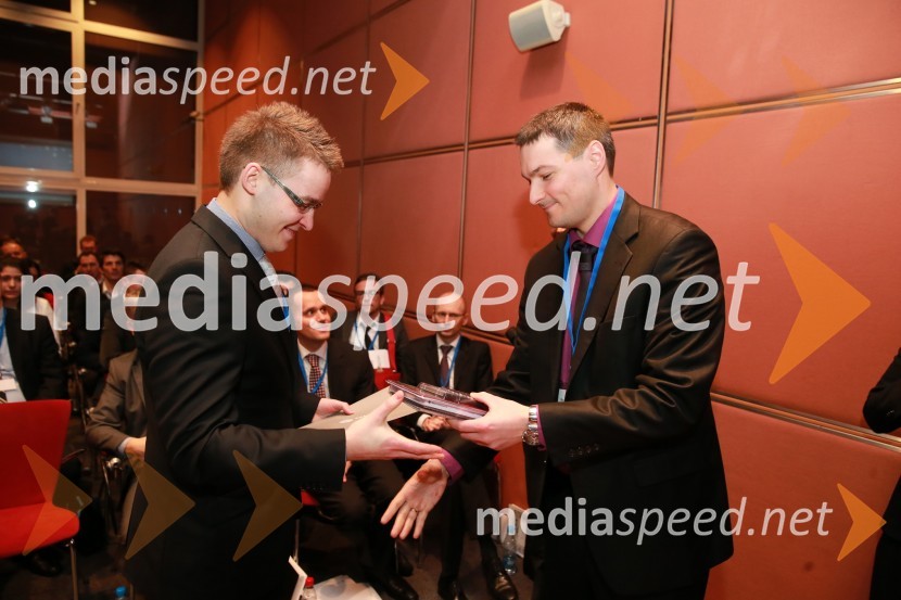  Luka Vidovič,  član zmagovalne ekipe, Ekonomska fakulteta Ljubljana ;  Bojan Ivanc, CFA, Gospodarska zbornica in član Odbora ZSFSCFA Institute Research Challenge Slovenija