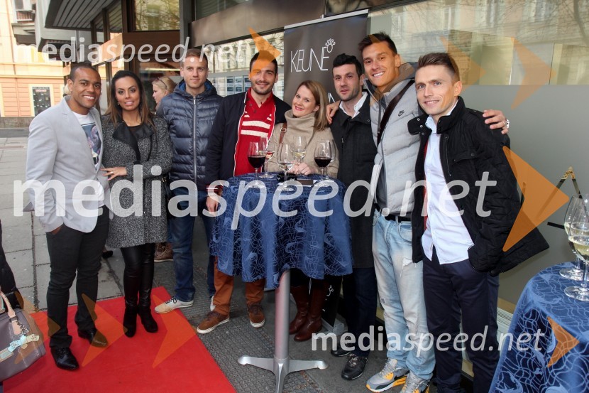  Marcos  Tavares, nogometaš, NK Maribor;  Leticia Tavares;  Aleš Mertelj, tehnični vodja, NK Maribor;  Aleksander  Rajčević, nogometaš, NK Maribor;  ... ;  ... ;  Soares Arghus, nogometaš, NK Maribor;  Dejan Mezga, nogometaš, NK MariborOtvoritev frizerskega salona Buhair z igralci NK Maribor in predstavniki Keune