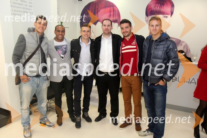  Soares Arghus, nogometaš, NK Maribor;  Marcos  Tavares, nogometaš, NK Maribor;  Dejan Mezga, nogometaš, NK Maribor;  Boštjan Jagrinec, frizerski salon Buhair;  Aleksander  Rajčević, nogometaš, NK Maribor;  Aleš Mertelj, tehnični vodja, NK MariborOtvoritev frizerskega salona Buhair z igralci NK Maribor in predstavniki Keune
