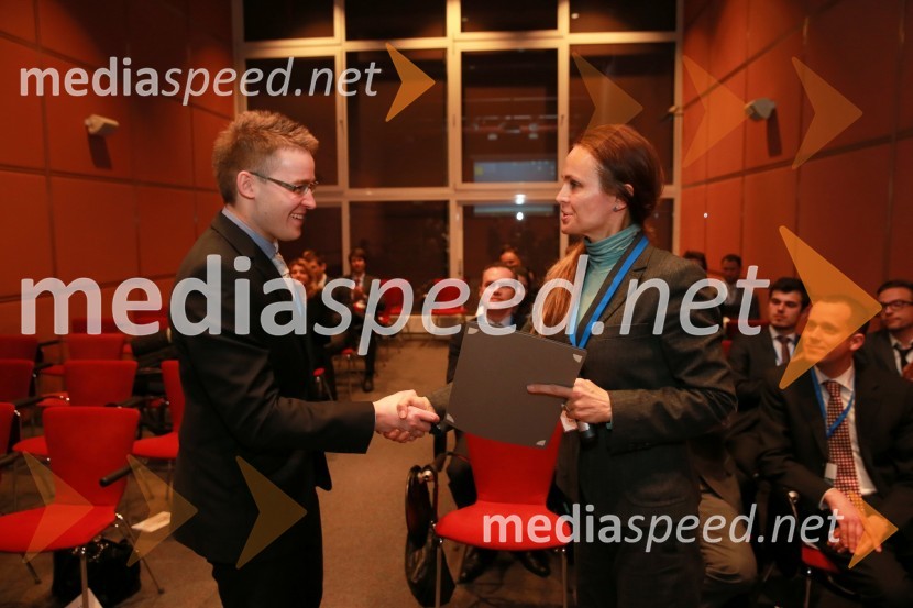  Luka Vidovič,  član zmagovalne ekipe, Ekonomska fakulteta Ljubljana ; dr. Mejra Festić, viceguvernerka, Banka SlovenijeCFA Institute Research Challenge Slovenija