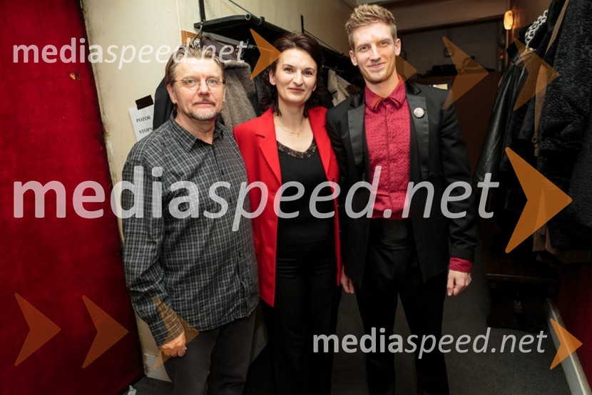  Zvone Hribar, igralec;  Ema Peruš, vodja abonmajev SNG Drama Ljubljana;  Luka HribarMedeja, premiera predstave Drama Ljubljana