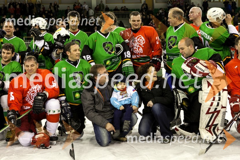 Družina Krebs s hokejistiHumanitarni derbi hokejskih legend
