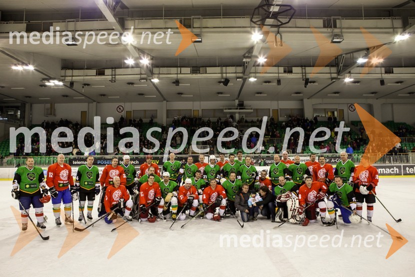 Družina Krebs s hokejistiHumanitarni derbi hokejskih legend