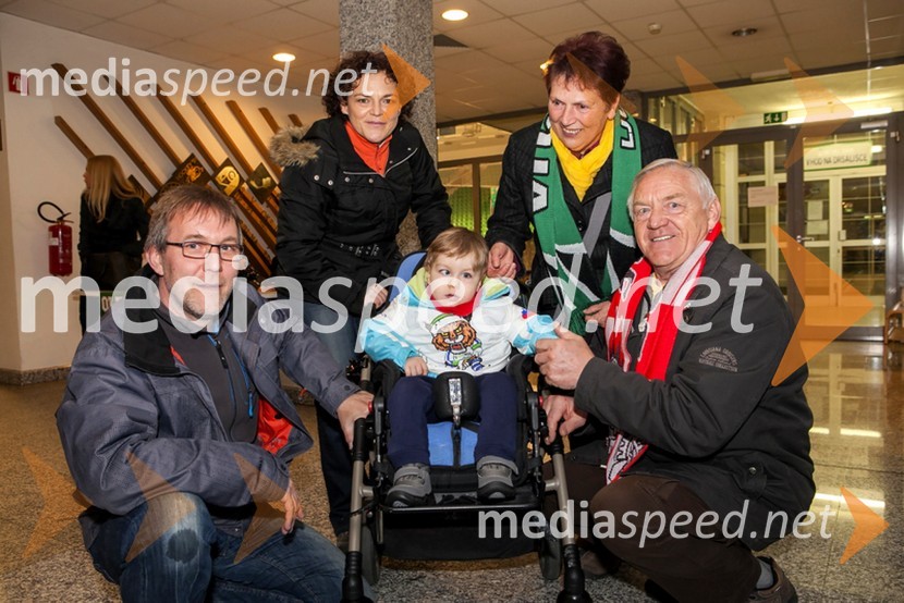  Matjaž Krebs, nekdanji trener članske in mladinske ekipe, Hokejski klub Slavija;  Petra Krebs;  Jaka Krebs;  ... ;  ... Humanitarni derbi hokejskih legend