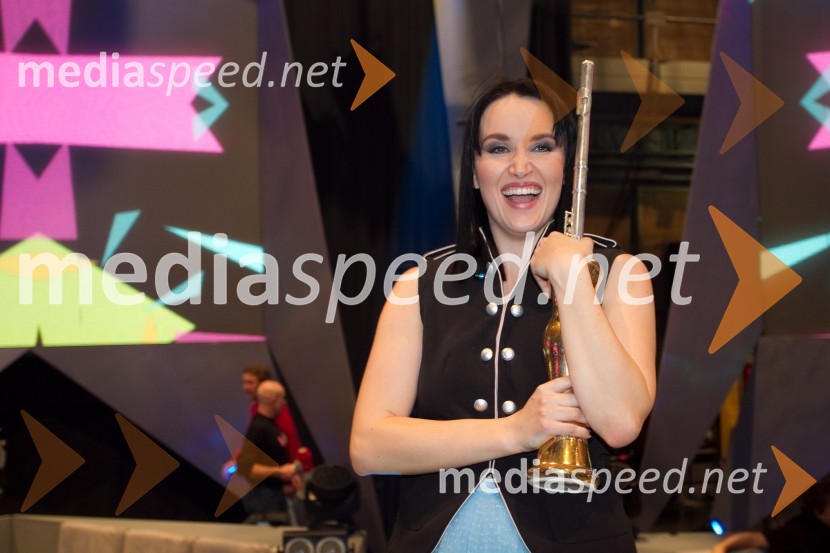  Tinkara Kovač, glasbenicaEMA 2014, zmagovalka je Tinkara Kovač!