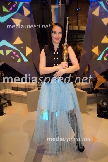  Tinkara Kovač, glasbenicaEMA 2014, zmagovalka je Tinkara Kovač!