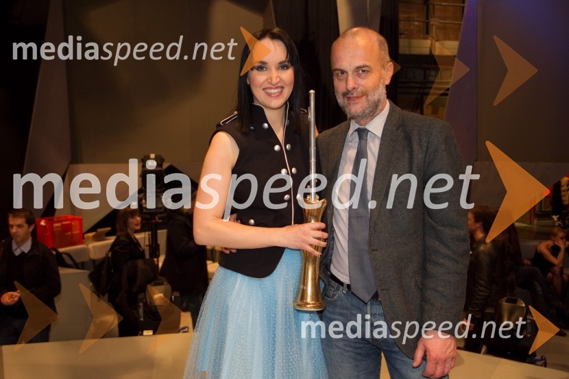  Tinkara Kovač, glasbenica;  Janez  Lombergar, direktor TV SlovenijaEMA 2014, zmagovalka je Tinkara Kovač!
