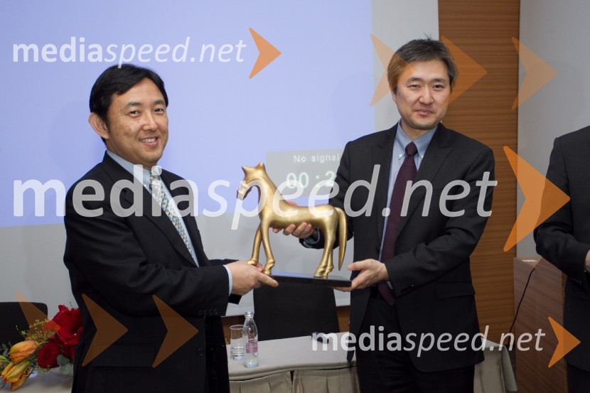  Akira Kimura;  Masahiro Kuwahara, predsednik & Ceo Toyota Adria Akira Kimura je novi predsednik Toyota Adria