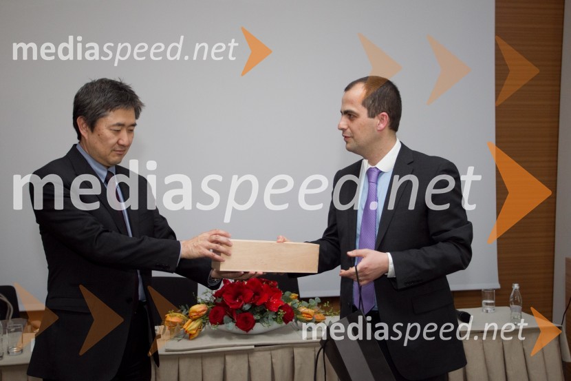  Masahiro Kuwahara, predsednik & Ceo Toyota Adria ;  Gregor  Mauko, direktor Toyota SlovenijaAkira Kimura je novi predsednik Toyota Adria