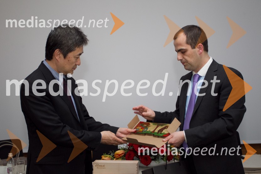  Masahiro Kuwahara, predsednik & Ceo Toyota Adria ;  Gregor  Mauko, direktor Toyota SlovenijaAkira Kimura je novi predsednik Toyota Adria