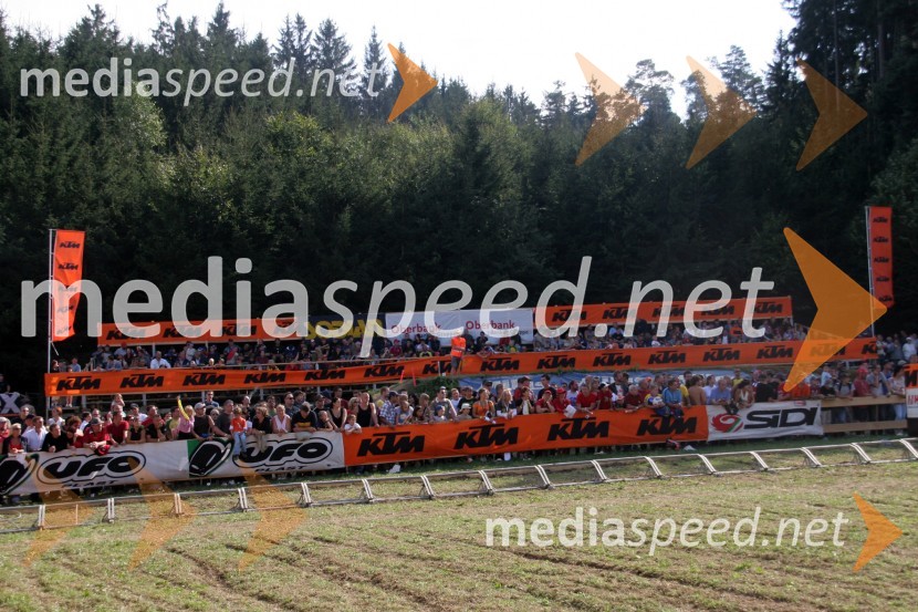 Pogled na polno tribunoMOTOKROS, dirka za svetovno prvenstvo MX3