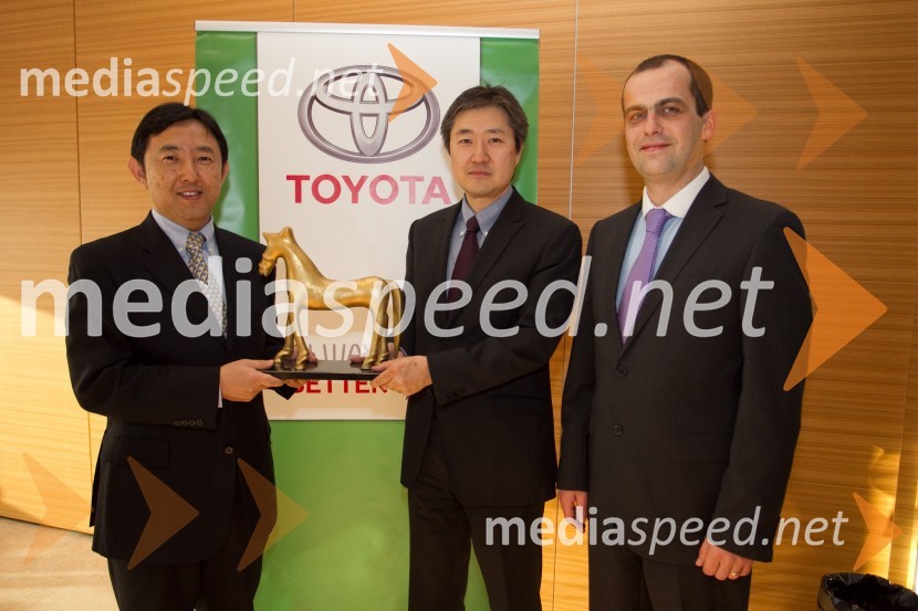  Akira Kimura;  Masahiro Kuwahara, predsednik & Ceo Toyota Adria ;  Gregor  Mauko, direktor Toyota SlovenijaAkira Kimura je novi predsednik Toyota Adria