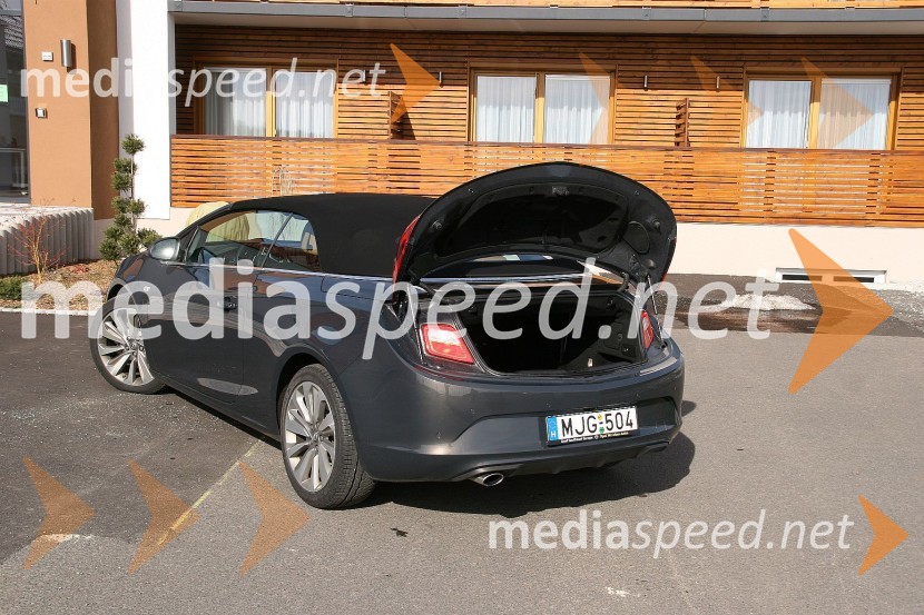 Opel Cascada 1.6 SIDI Cosmo, varnostne luči pod prtljažnim pokrovomOpel Cascada 1.6 SIDI Cosmo, mediaspeed test