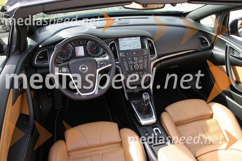 Opel Cascada 1.6 SIDI Cosmo, bogat nabor gumbov na sredinski konzoliOpel Cascada 1.6 SIDI Cosmo, mediaspeed test