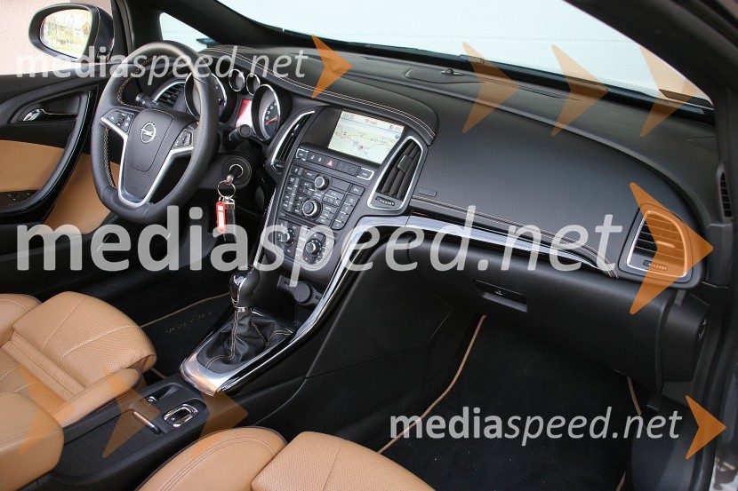Opel Cascada 1.6 SIDI Cosmo, usnje na armaturni plošči prepreči bleščanjeOpel Cascada 1.6 SIDI Cosmo, mediaspeed test