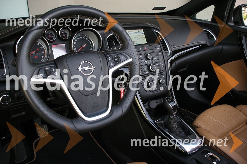 Opel Cascada 1.6 SIDI Cosmo, notranjostOpel Cascada 1.6 SIDI Cosmo, mediaspeed test