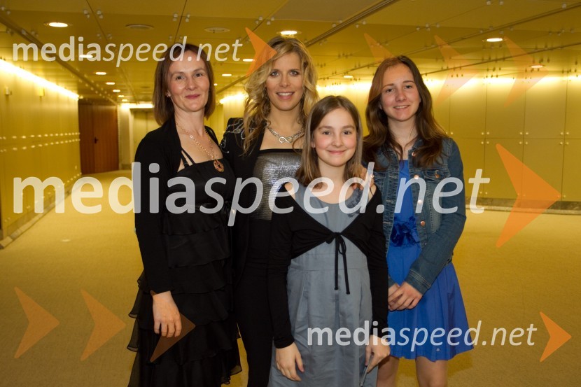  Mirjana Pintarič;  Anika Horvat, pevka;  Miša Pintarič;  Nika PintaričAnika Horvat in Klemen Klemen, koncert