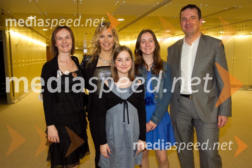  Mirjana Pintarič;  Anika Horvat, pevka;  Miša Pintarič;  Nika Pintarič;  Tadej Pintarič, Banka KoperAnika Horvat in Klemen Klemen, koncert