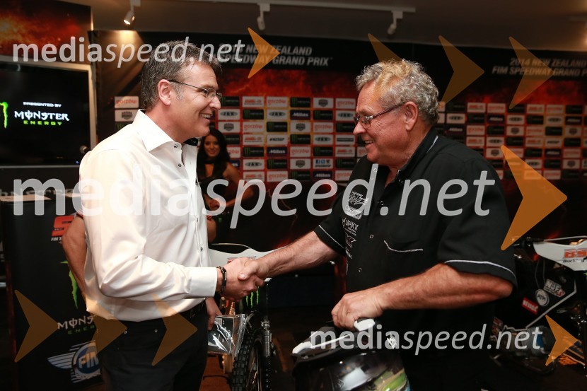 Paul  Bellamy, izvršni direktor BSI speedway pri IMG;  Bill Buckey, BSL, Buckley SistemsSpeedway GP 2014, VN Nova Zelandija, uradna predstavitev voznikov in prvi prosti trening
