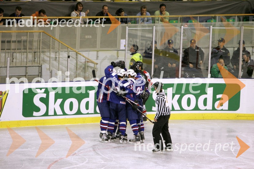 Del slovenske hokejske reprezentance med tekmo proti MadžarskiHokejska tekma med Slovenijo in Madžarsko