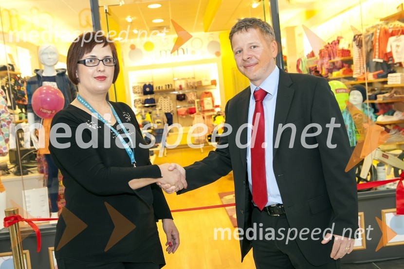  Indira Kurbašić, poslovodja, Mini by Modiana, Koper;  Igor Maroša, član uprave Mercator d.d.Mini by Modiana, otvoritev trgovine v Kopru