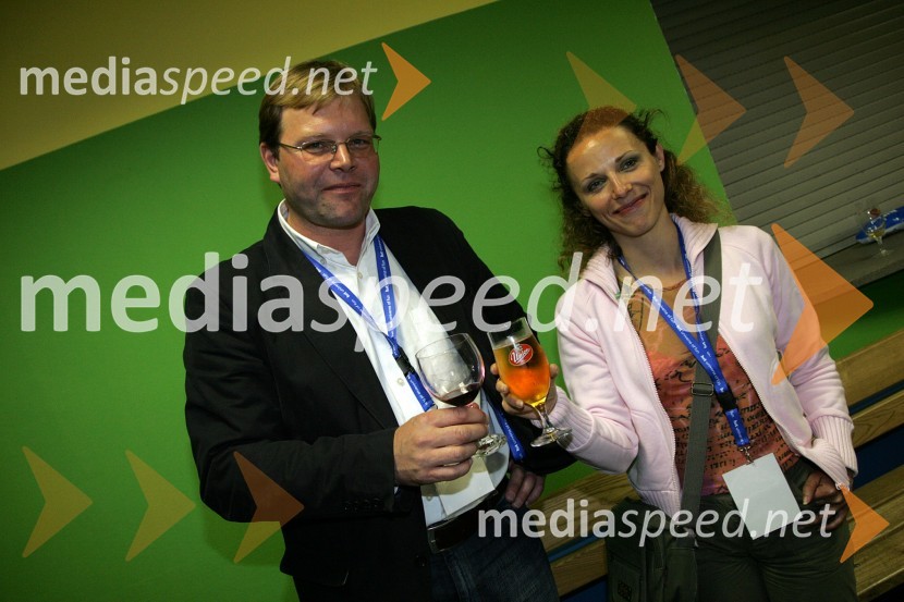 Marko Škriba, vodja blagovne znamke Škoda v Sloveniji in Simona Torkar, vodja marketinga znamke Škoda v SlovenijiHokejska tekma med Slovenijo in Madžarsko