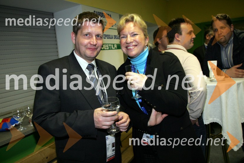 Robert Okorn, direktor Hokejske zveze Slovenije in Sabrina Pečelin, vodja odnosov z javnostmi pri Porsche SlovenijaHokejska tekma med Slovenijo in Madžarsko