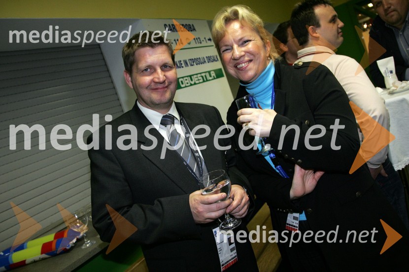 Robert Okorn, direktor Hokejske zveze Slovenije in Sabrina Pečelin, vodja odnosov z javnostmi pri Porsche SlovenijaHokejska tekma med Slovenijo in Madžarsko