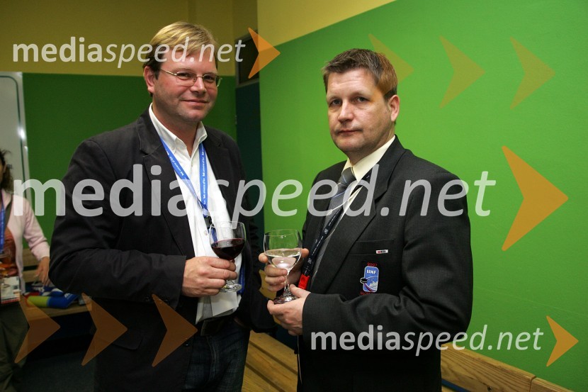 Marko Škriba, vodja blagovne znamke Škoda v Sloveniji in Robert Okorn, direktor Hokejske zveze SlovenijeHokejska tekma med Slovenijo in Madžarsko