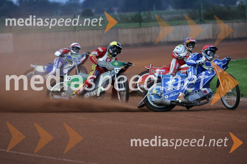 Spredaj: Matej Ferjan, Madžarska - Slovenija (levo) in Jurica Pavlic, SK Unia Goričan HrvaškaSPEEDWAY, 8. Zlata čelada